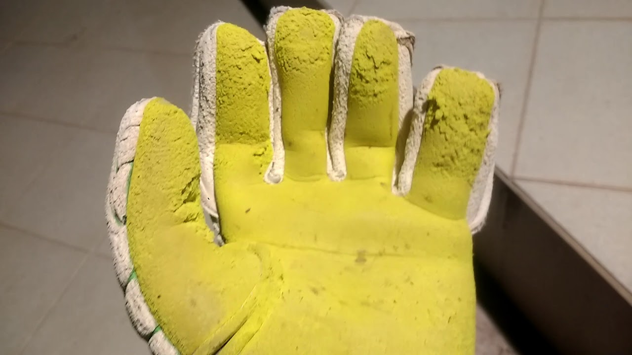 Látex de luva de goleiro completamente desgastado — resultado de cuidado errado